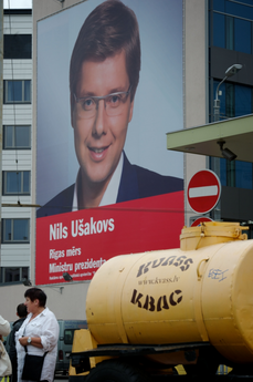 Populární primátor Rigy a šéf Centra shody Nils Ušakovs svou stranu do vlády zřejmě nedovede, přestože připustil ústupky v otázce "sovětské okupace".