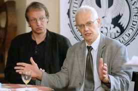 Milan Elleder (vpravo) a Stanislav Kmoch z Ústavu dědičných metabolických poruch 1. LF UK a VFN.