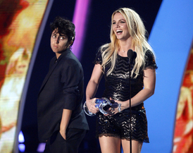 V Los Angeles se radovala i Britney Spearsová. Poznáte, kdo stojí v pozadí?