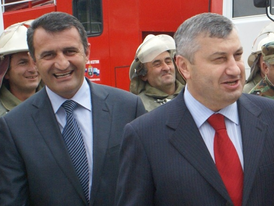 Anatolij Bibilov (vlevo), na kterého Moskva ve spěchu vsadila, je Kokojtyho pravou rukou.