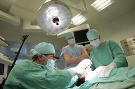 Čeští pacienti by si možná v budoucnu mohli vybírat lékaře, který jejich operaci povede.