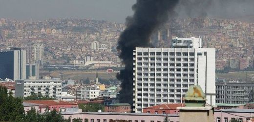 Dým nad místem výbuchu v centru Ankary.
