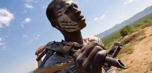 V Africe oblíbený kalašnikov. Na snímku v rukou bojovníka v jižní Etiopii.