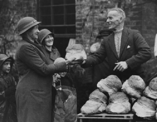Rozdávání chleba v Británii začátkem 20. století.