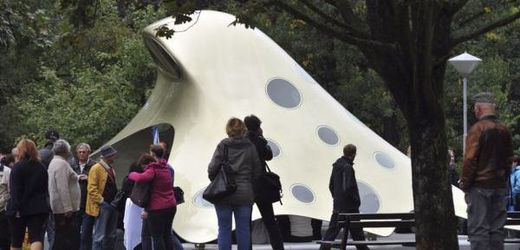 V Brně dnes slavnostně odhalili zastávku na motivy "chobotnice" architekta Jana Kaplického.