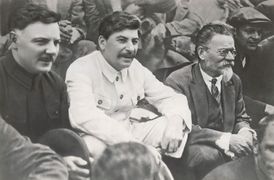 Stalin (uprostřed) a jeho spolupracovníci Vorošilov a Kalinin (vpravo), po němž je pojmenován Kaliningrad.