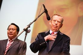Naposledy měl prezidentský úřad smysl za Václava Havla (vpravo), domnívá se komentátor TÝDNE.