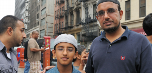 Newyorský muslim Ali Akram a jeho syn se už nemohli dočkat.