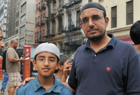 Newyorský muslim Ali Akram a jeho syn se už nemohli dočkat.