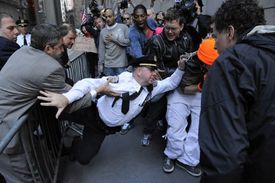 Newyorští policisté se snaží zatýkat "narušitele" na Wall Streetu.