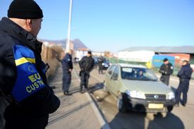 Policisté EULEX honí pašeráky.