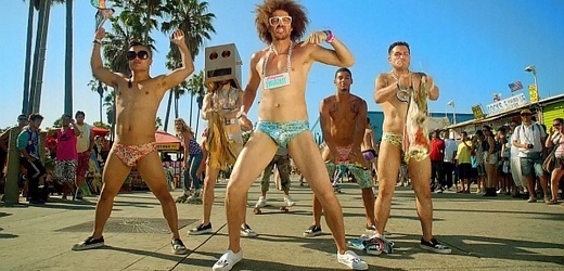 Kapela LMFAO natočila nový klip bez kalhot.