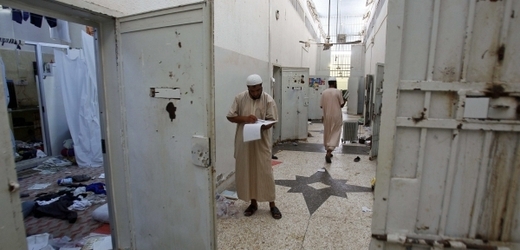 Prohledávání věznice Abú Salím v Tripolisu. 