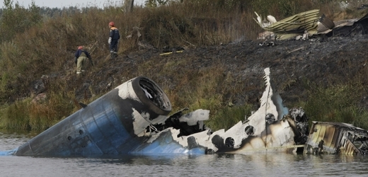 Trosky letadla, které se zřítilo u Jaroslavli.