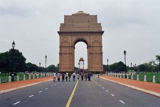Indická brána, jedno z veleděl architekta Edwarda Lutyense.