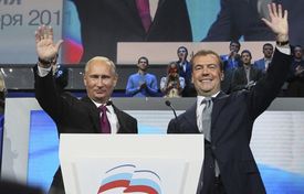 O víkendu Dmitrij Medveděv a Vladimir Putin oznámili, že si prohodí funkce.