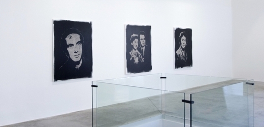 Výtvarník Roman Týc vystavuje v galerii Dvorak Sec Contemporary v Praze výstavu obrazů, které vytvořil z popela zesnulých.
