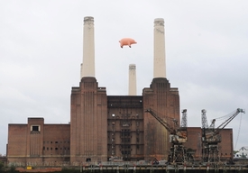 Nad elektrárnou Battersea se opět vznáší růžový čuník.