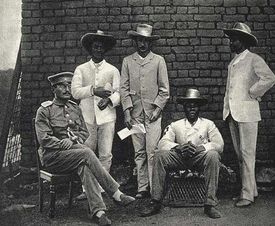 Jeden z vůdců Hererů Samuel Maharero (druhý zprava) v době, kdy byl ještě s Němci zadobře.