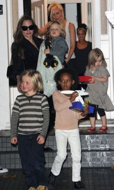 Angelina Jolie vychází s dětmi od Gwen Stefaniové.
