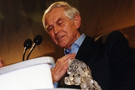 Jiří Hubač v roce 2002 při přebírání Českého lva za scénář k filmu Babí léto.