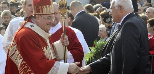 Arcibiskup Dominik Duka (vlevo) vítá prezidenta Václava Klause na Národní svatováclavské pouti a bohoslužbě.