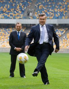 Janukovyč na olympijském stadionu v Kyjevě.