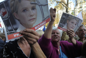 Vytrvalí fanoušci Tymošenkové před budovou soudu v Kyjevě.