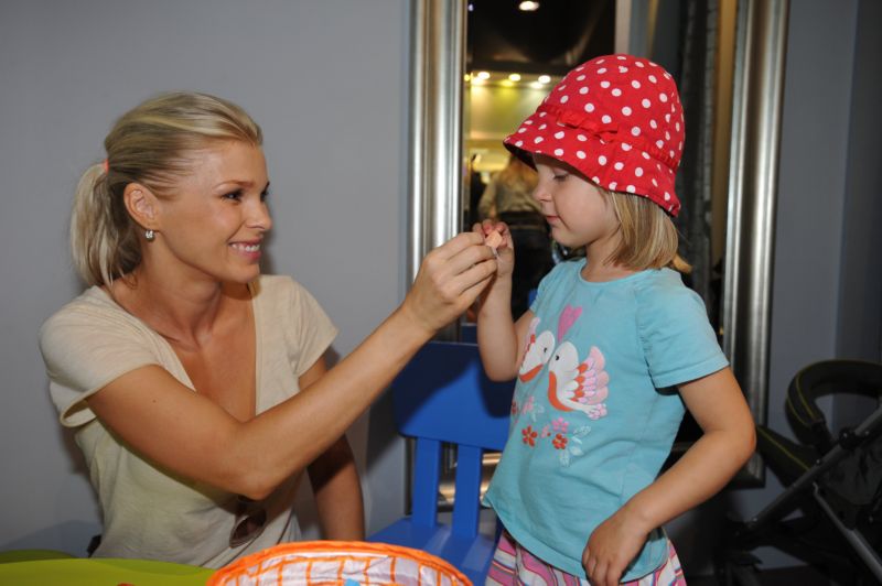 Moderátorka Romana Vítová s dcerou Sofinkou. Čtyřměsíční Elisu nechala bývalá "rosnička" televize Prima doma, protože byla nemocná.