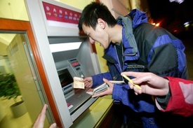 Některé banky zatím přes mobil nabízejí jen přehled bankomatů.