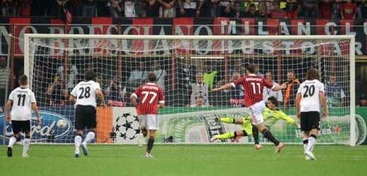 Zlatan Ibrahimović proměňuje nařízenou penaltu.