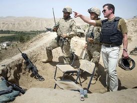 Ministr u německých jednotek v Afghánistánu.