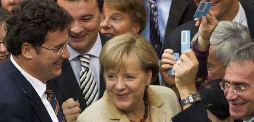 Angela Merkelová si oddechla, její koalice protlačila zvýšení fondu.