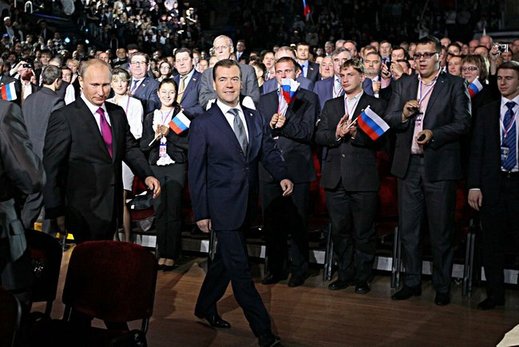 Putin (vlevo) a Medveděv na sjezdu jednotného Ruska.