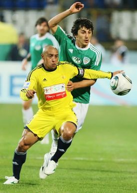 Roberto Carlos ve žlutém dresu Machačkaly.