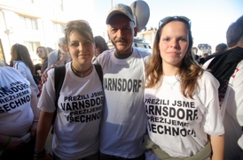 Varnsdorfští dorazili oblečeni v bílých tričkách s nápisem "Přežili jsme Varnsdorf, přežijeme všechno". 