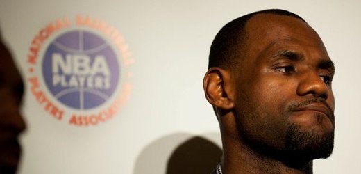 Hvězda NBA LeBron James informuje novináře o průběhu pátečního jednání.
