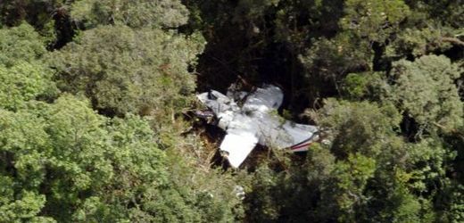 Trosky letadla, kde zahynulo všech 18 cestujících.
