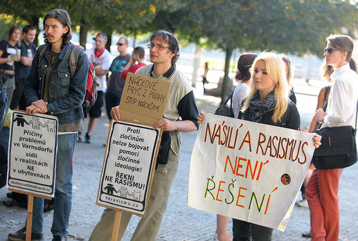 Po pravém břehu Vltavy vyrazili účastníci demonstrace proti rasismu a sociálnímu vyloučení. 