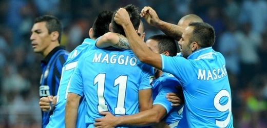 Fotbalisté Neapole porazili Inter Milán a jsou první v tabulce.