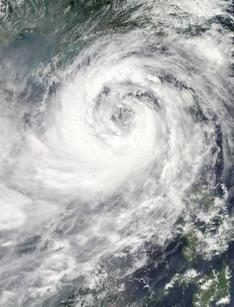 Tajfun na záběru z vesmíru.