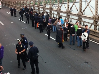 Momentka z protestu v New Yorku, po němž policie zatkla na 500 demonstrantů.