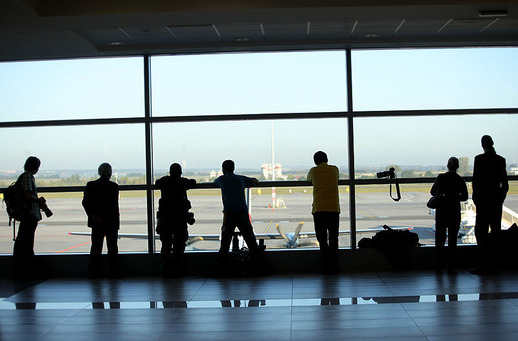 VIP hosté a novináři trpělivě čekají na přílet největšího dopravního letadla na světě. 