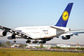 Airbus A380 právě dosedá na letištní runway.