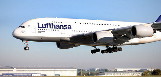 Airbus A380 má rozpětí křídel téměř 80 metrů, dlouhý je 73 metrů. 