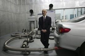 Zhicheng je cenami ověnčený vynálezce automobilových systémů kontroly emisí.