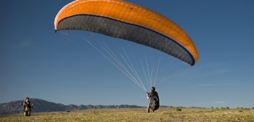 Pětačtyřicetiletá paraglidistka se popálila o elektrické vedení (ilustrační foto).