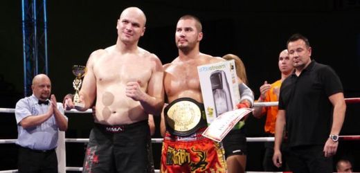Vítěz kategorie nad 91 kg Georgij Fibich (vpravo) s poraženým Miroslavem Sochorem (vlevo).