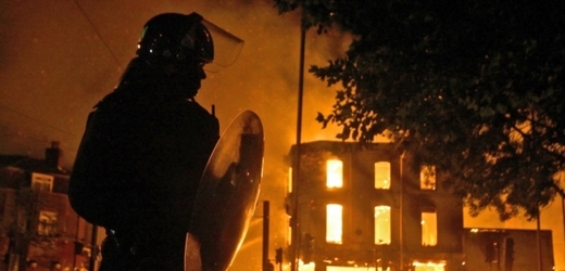 Dobrovolný hasič založil 22 požárů (ilustrační foto).