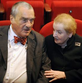 Karel Schwarzenberg a Madeleine Albrightová na premiéře Muže s dýmkou.